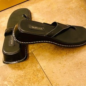 Matisse chunky sole sandal in black.